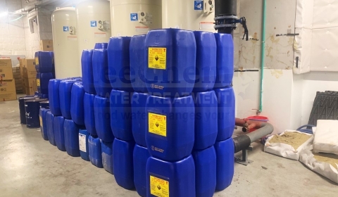 Các Loại Hóa Chất Quan Trọng Để Xử Lý Nước Cho Tháp Giải Nhiệt Và Chiller